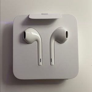 Apple headphones with updated headphone jack